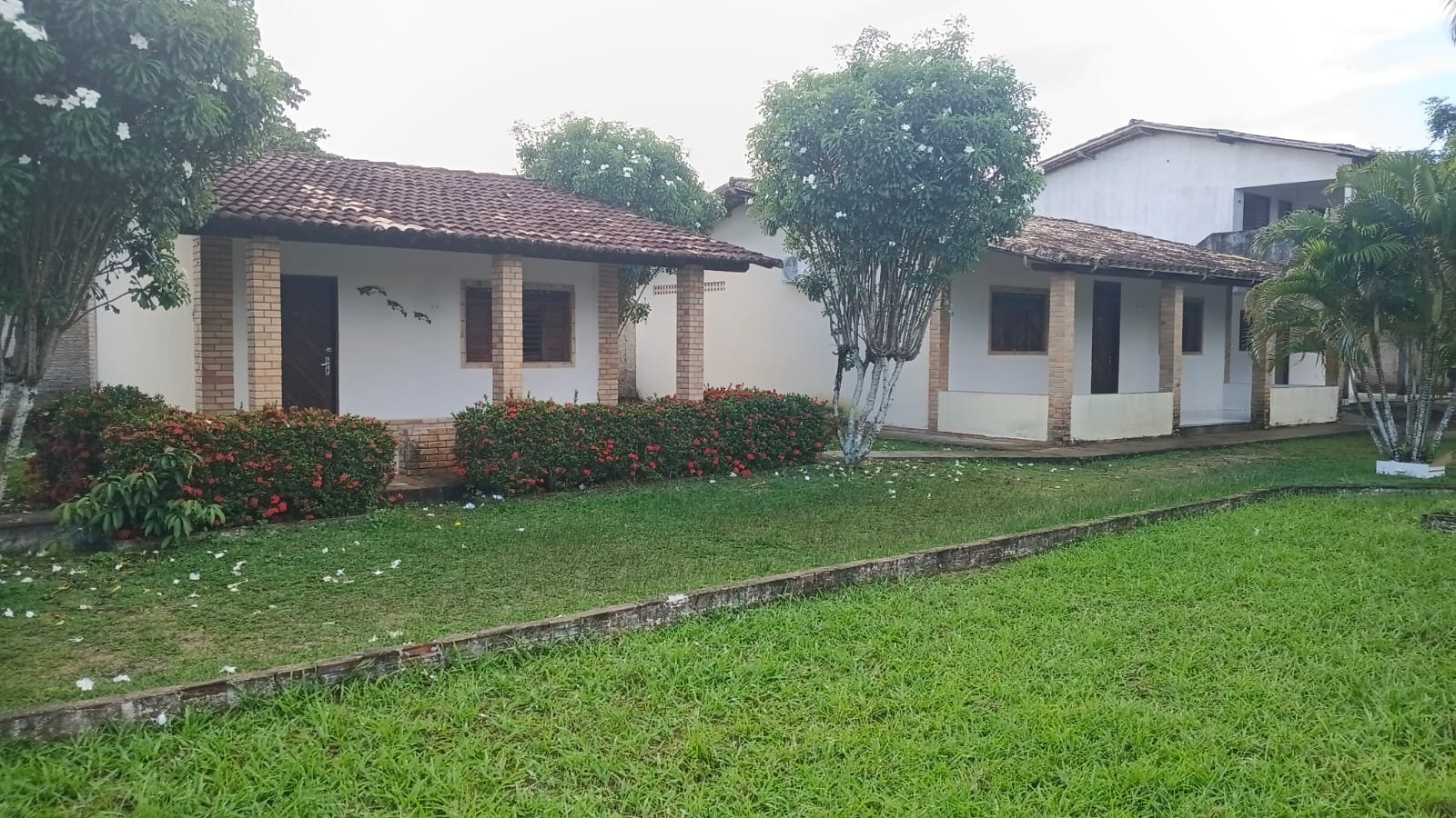 Chalés em meio ao jardim